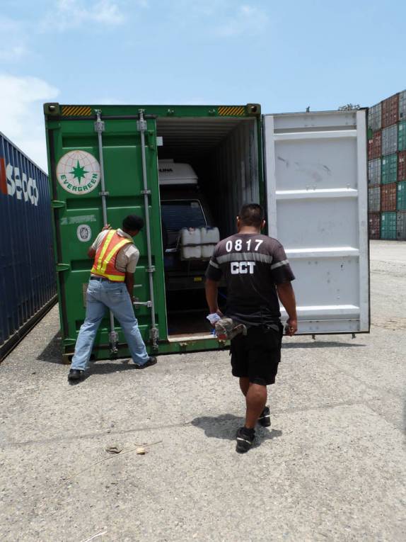 Fechando o contéiner da Fiona no porto de Colón, no Panamá